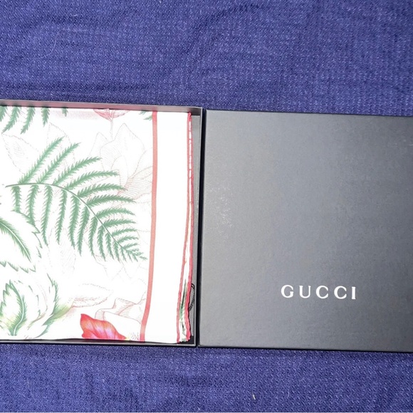 Gucci Hawaiian Dream Floral Logo Large 100% Silk Scarf 90 X 90 Cm NWT Box - Picture 9 of 9